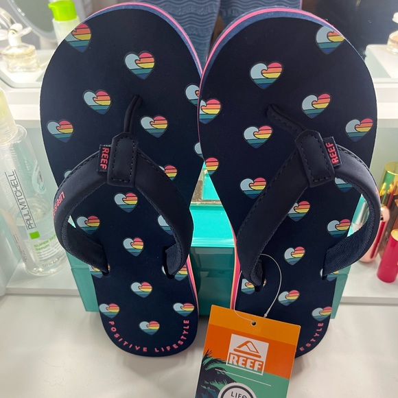 Reef Shoes - Reef Life is Good Flip Flops Size 7 NWT Navy Blue Rainbow Hearts
